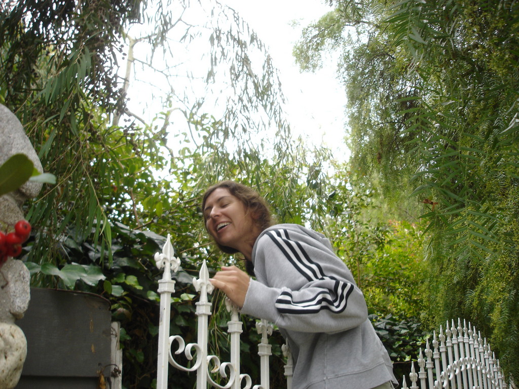 Tamsen peeking over the fense for a glimpse of Billy Crystal's house.