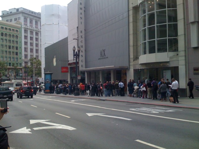 The iPhone 3G line, now only half a block long!